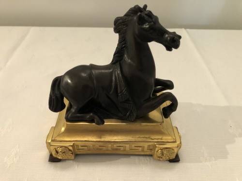 XVIIIe siècle - Paire de chevaux en bronze formant presse-papiers d'époque Louis XVI