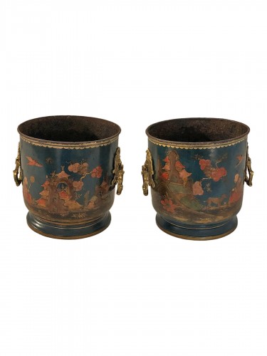 Paire de cache-pots en tôle laquée peinte à fond bleu d'époque Régence