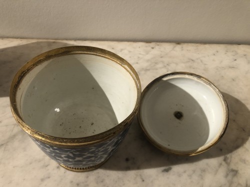 17th century - Pair  Chinese porcelain covered pots from the Kangxi period