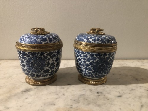 Antiquités - Pair  Chinese porcelain covered pots from the Kangxi period