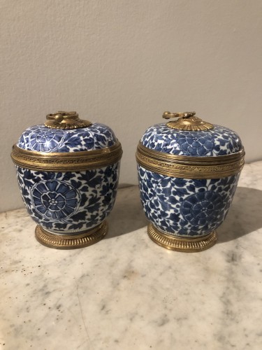 Antiquités - Pair  Chinese porcelain covered pots from the Kangxi period