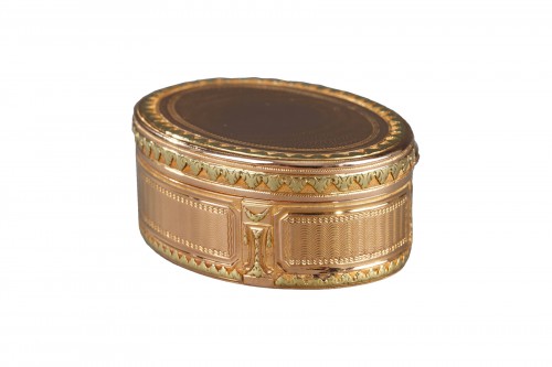 Tabatiere ovale en or d'epoque Louis XVI