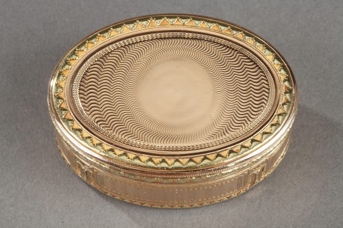 Objects of Vertu  - Louis XVI period gold oval tabatiere