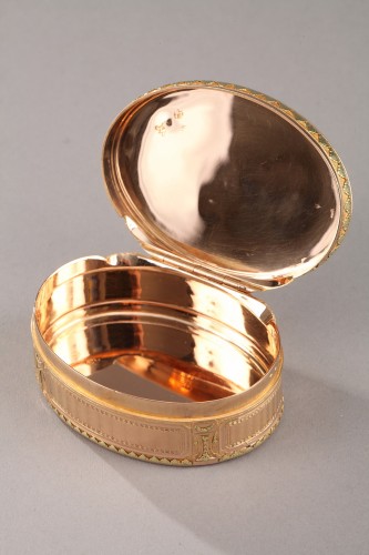 Antiquités - Louis XVI period gold oval tabatiere