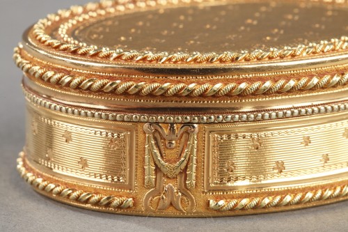 18th century oval gold tabatiere by Claude François Thierry - 