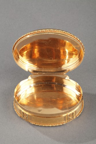 Antiquités - 18th century oval gold tabatiere by Claude François Thierry