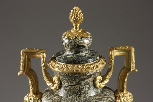 Antiquités - Paire de vases en marbre et bronze doré d'époque Napoléon III