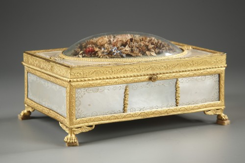 Charles X gilt bronze and mother of pearl box with flowers - Objects of Vertu Style Restauration - Charles X