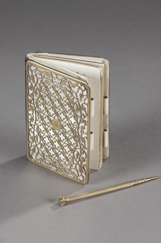 Objects of Vertu  - 19th century Dance card in mother-of-pearl and silver-gilt by Tahan