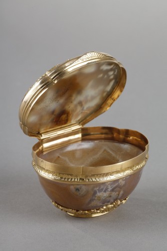 Antiquités - Tabatière en agate dendritique et or d'époque Louis XV