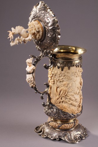 Objet de décoration Cassolettes, coupe et vase - Chope ou Hanap à boire en ivoire et argent, travail germanique du XIXe siècle