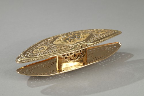 A large three-tone gold navette - Objects of Vertu Style Louis XV