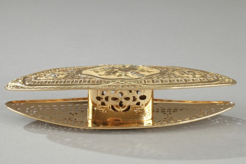 18th century - A large three-tone gold navette