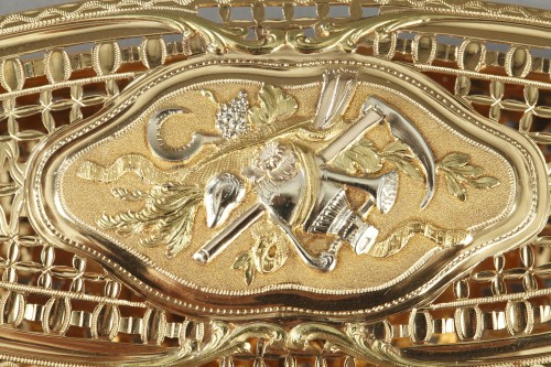 A large three-tone gold navette - Louis XV