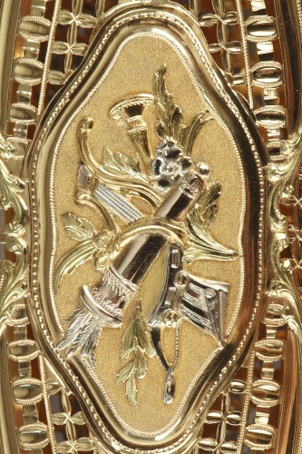 Louis XV - A large three-tone gold navette