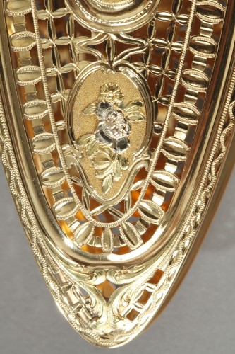 Antiquités - A large three-tone gold navette