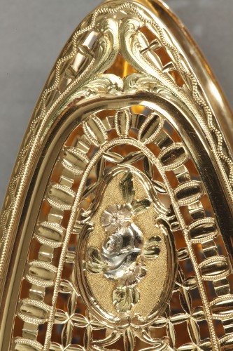 Antiquités - A large three-tone gold navette