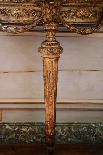 Gilded wood console resting on a fluted and curved tapered foot - Furniture Style Louis XVI