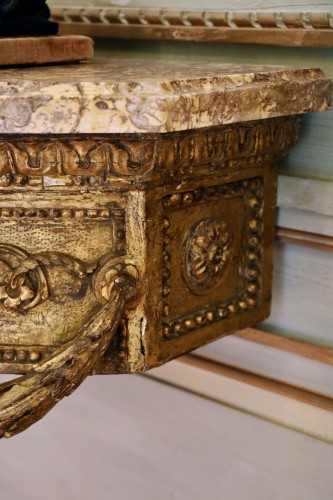 Gilded wood console resting on a fluted and curved tapered foot - 