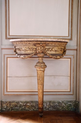 Gilded wood console resting on a fluted and curved tapered foot - Louis XVI
