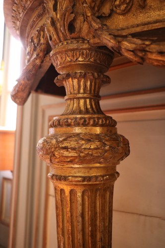 Louis XVI - Console d’applique en bois doré reposant sur un pied