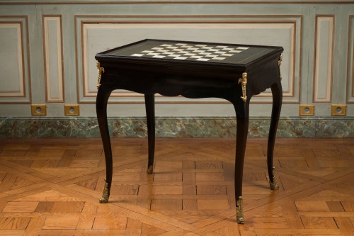 XVIIIe siècle - Table à jeux dit tric-trac en bois laqué noir