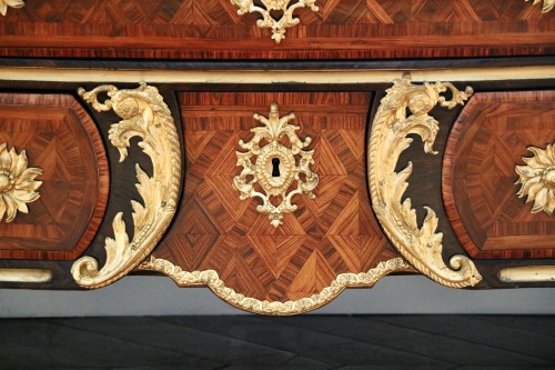 Impressive Chest of Drawers also known as a “Moustache&quot; commode - French Regence