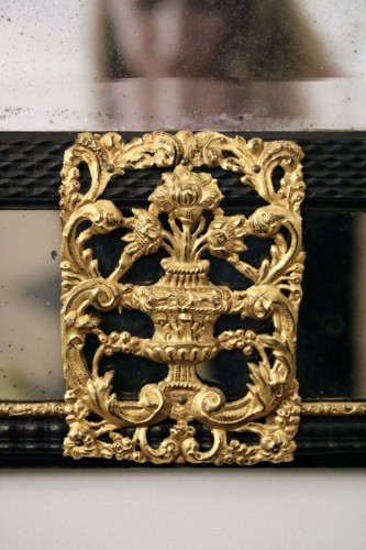 Miroir en laiton repoussé et en ébène - Miroirs, Trumeaux Style Louis XIV