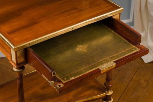 Table à écrire d'époque Louis XVI, modèle de Weisweiler - Mobilier Style Louis XVI