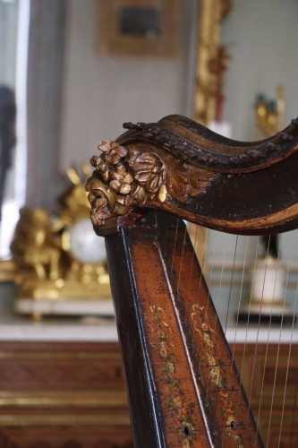 Harpe à pédale en bois doré et sculpté d'époque Louis XVI - Objets de Curiosité Style Louis XVI