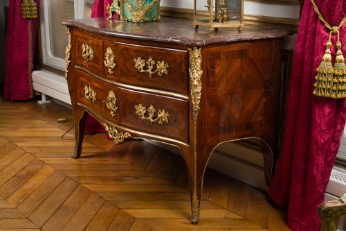 Mobilier Commode - Commode sauteuse Louis XV estampillée FG pour François Garnier