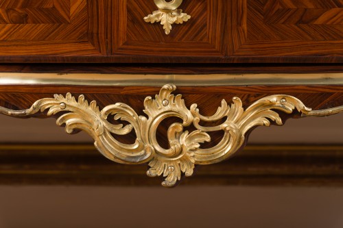 XVIIIe siècle - Commode sauteuse Louis XV estampillée FG pour François Garnier