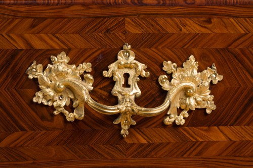 Antiquités - Commode sauteuse Louis XV estampillée FG pour François Garnier