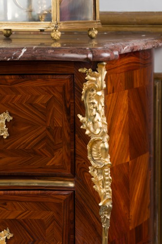 Antiquités - Commode sauteuse Louis XV estampillée FG pour François Garnier