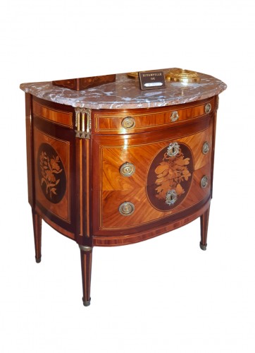 Petite commode en demi lune Louis XVI, estampillée N. PETIT