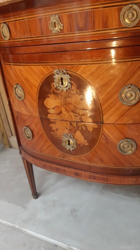 Petite commode en demi lune Louis XVI, estampillée N. PETIT - Mobilier Style Louis XVI