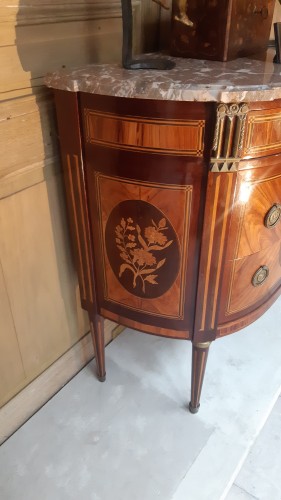 Mobilier Commode - Petite commode en demi lune Louis XVI, estampillée N. PETIT