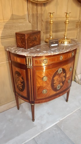 Antiquités - Petite commode en demi lune Louis XVI, estampillée N. PETIT