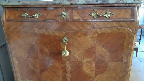 Mobilier Bureau et Secrétaire - Large secrétaire Louis XV estampillé J . TUART