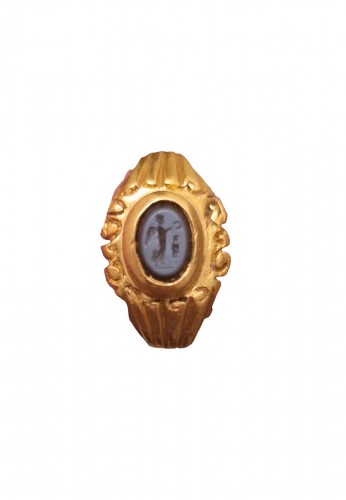 Roman gold ring set with a nicolo intaglio representing a Victory