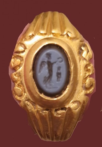 Roman gold ring set with a nicolo intaglio representing a Victory - Ancient Art Style 