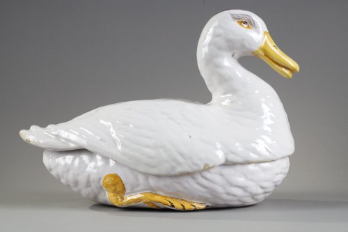 Trompe-l'œil en forme de canard, faïence de Moustiers XVIIIe siècle - Céramiques, Porcelaines Style 