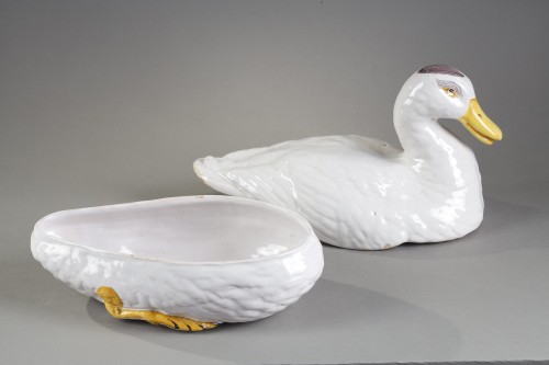 Céramiques, Porcelaines  - Trompe-l'œil en forme de canard, faïence de Moustiers XVIIIe siècle