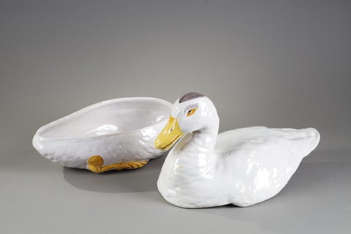 Trompe-l'œil en forme de canard, faïence de Moustiers XVIIIe siècle - Galerie Théorème