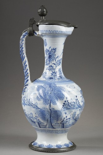 Pichet décoré de la grappe de Canaan en faïence Allemande vers 1720 - 1730 - Céramiques, Porcelaines Style 