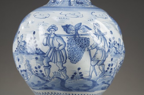 Céramiques, Porcelaines  - Pichet décoré de la grappe de Canaan en faïence Allemande vers 1720 - 1730