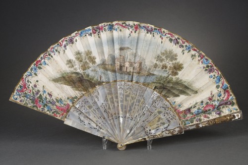 18th century - Mother-of-pearl and gouache fan with antique scene 18th century 