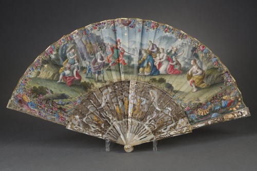 Mother-of-pearl and gouache fan with antique scene 18th century  - 