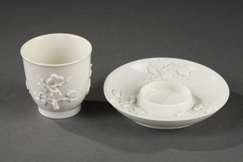 Tasse trembleuse et sa sous-tasse en porcelaine de Saint-Cloud du XVIIIe siècle - Galerie Théorème