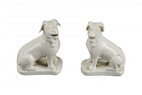 Paire de chiens en porcelaine de Chine XVIIIe siècle